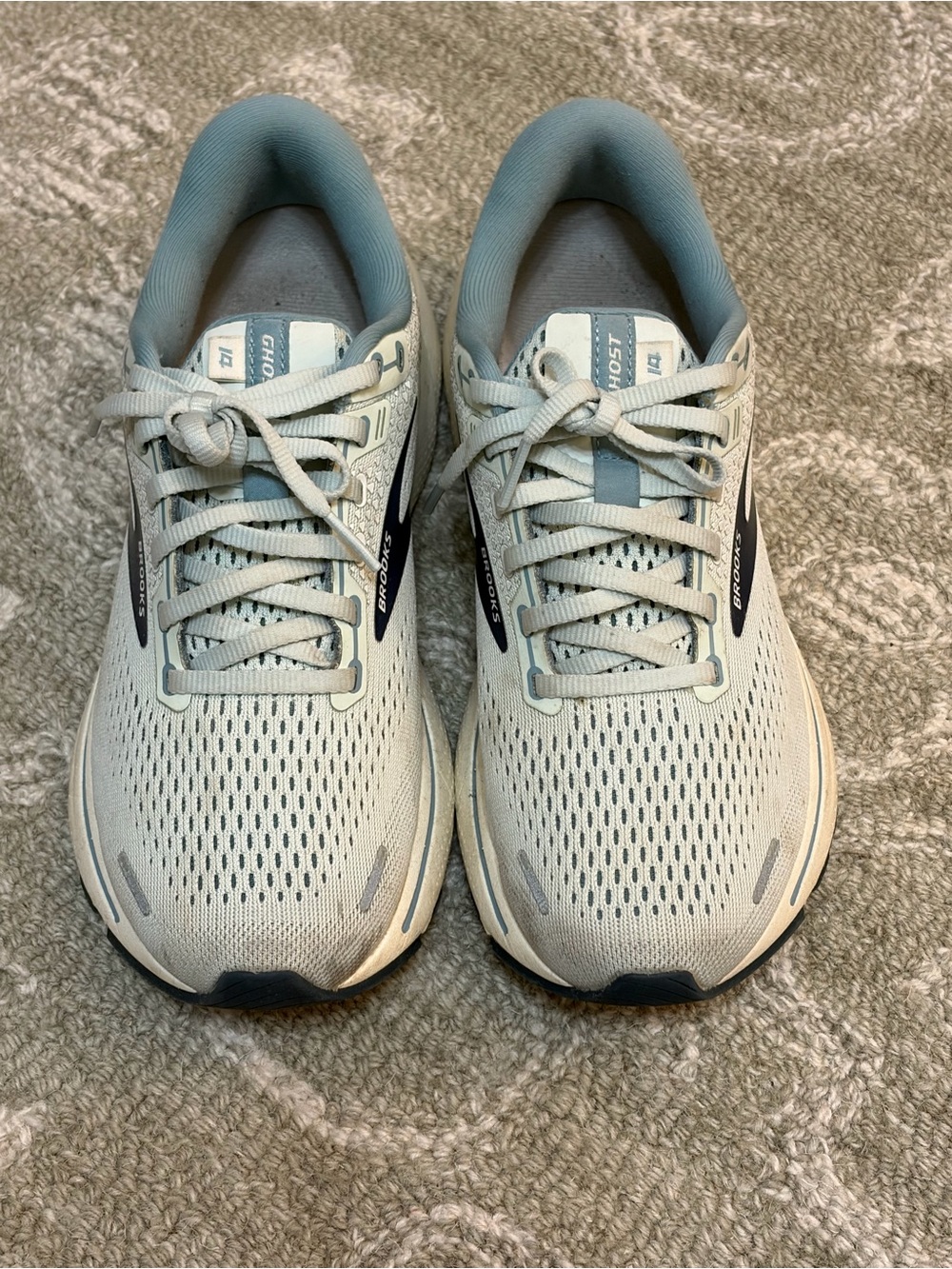 Brooks Women's Ghost 14 running shoes. Good pre-owned condition. Size 8B Medium